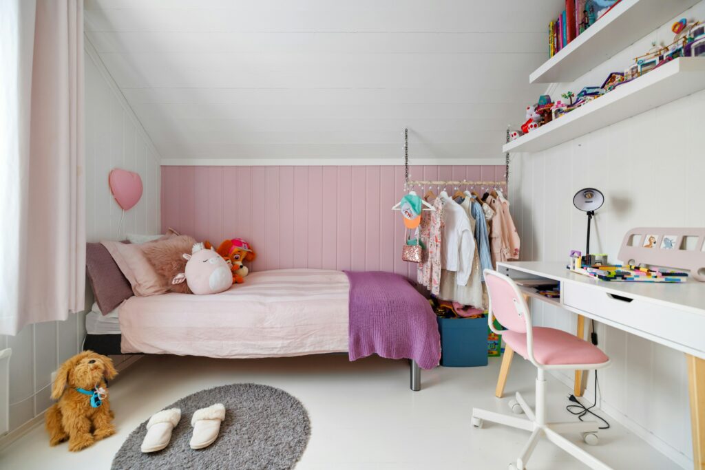 Chambre d'enfants avec des tons pastels